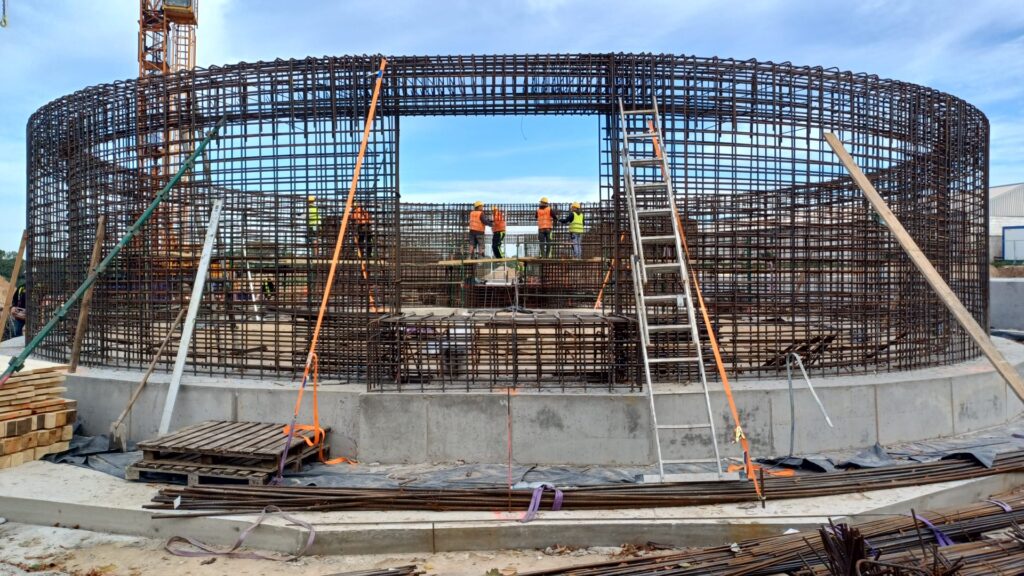 Budowa fundamentów pod silosy płaskodenne i lejowe dla firmy Onde SA w Lutrach