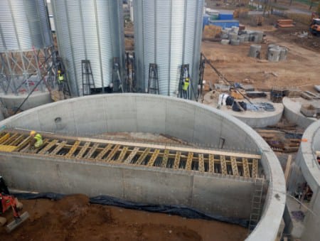 Budowa fundamentów pod silosy płaskodenne i lejowe dla firmy Onde SA w Lutrach