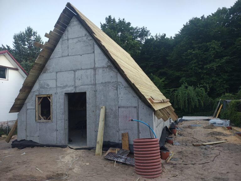 Domek o nietypowej architekturze w Toruniu budowany przez firmę Kubatura