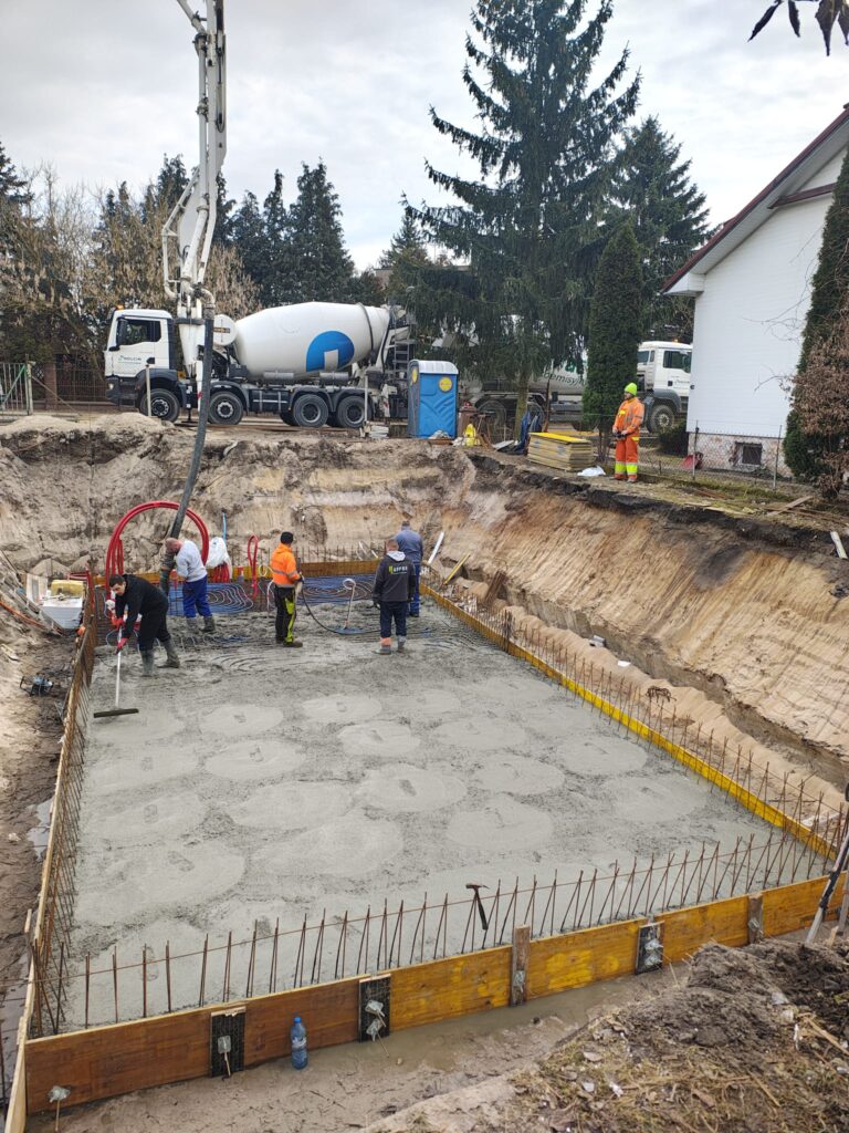 Domek o nietypowej architekturze w Toruniu budowany przez firmę Kubatura