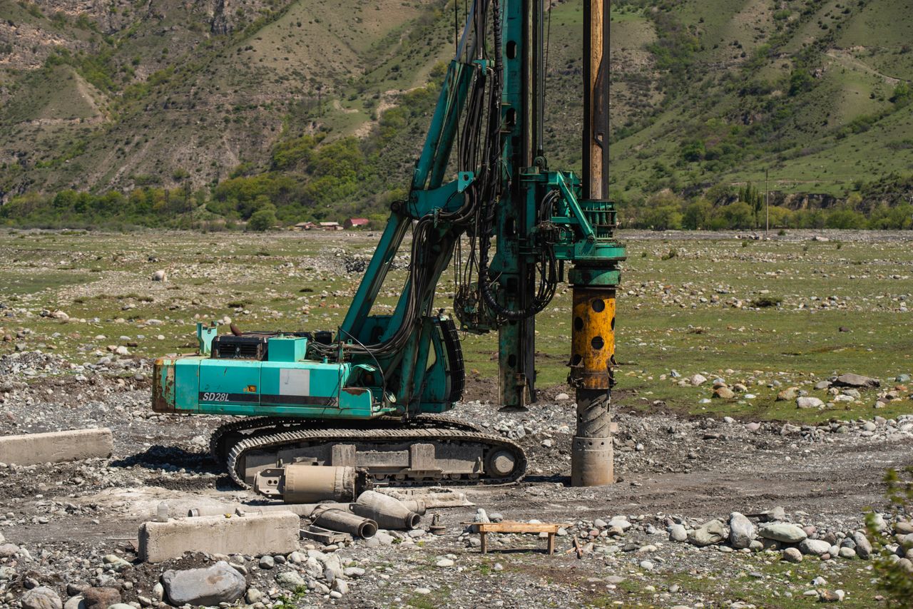 Wiertnica geotechniczna podczas badania nośności gruntu i poziomu wód gruntowych w regionie kujawsko-pomorskim
